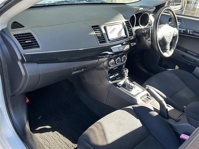 ギャランフォルティススポーツバック ラリーアート　社外ナビ・衝突軽減・クルコン・バックカメラ・ＥＴＣ・パドルシフト・ステリモ・純正フロアマット・純正アルミホイール・キセノンヘッドライト・オートライト・フォグランプ・スマートキー・プッシュスタート（25枚目）