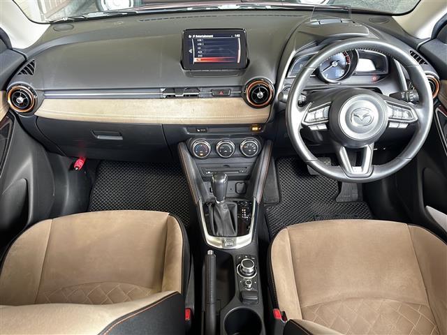 デミオ １３Ｓテーラードブラウン　純正ナビ　ドライブレコーダー　レーダークルーズコントロール　ヘッドアップディスプレイ　ＥＴＣ　ＢＳＭ　スマートキー　シートヒーター　コーナーセンサー　ステアリングリモコン　レーンキープ　ＭＴモード付き（8枚目）