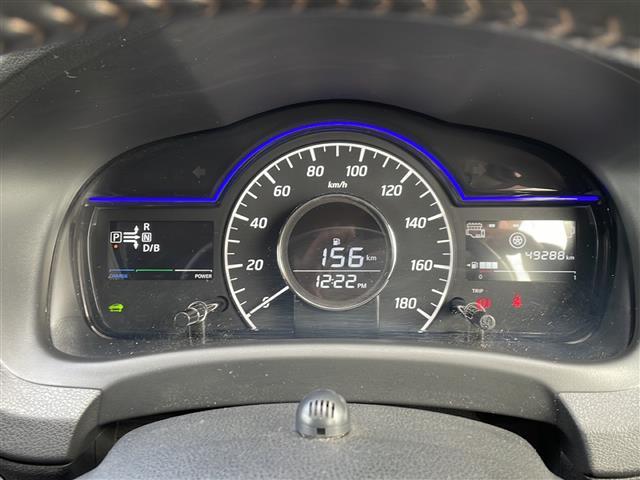 ノート ｅ－パワー　Ｘ　モード・プレミア　純正ナビ・衝突軽減・横滑り防止装置・レーンキープ・バックカメラ・ＥＴＣ・ステリモ・スマートキー・プッシュスタート・スペアキー１本・社外アルミホイール・オートライト（6枚目）