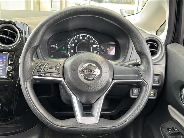 ノート ｅ－パワー　Ｘ　純正ナビ　バックカメラ　ステアリングリモコン　アイドリングストップ　レーンキープアシスト　オートライト　パワーステアリング　パワーウィンド　プッシュスタート　スマートキー　エマージェンシーブレーキ（6枚目）