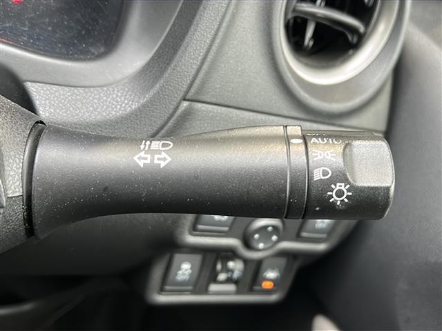 ノート ｅ－パワー　Ｘ　純正ナビ　バックカメラ　ステアリングリモコン　アイドリングストップ　レーンキープアシスト　オートライト　パワーステアリング　パワーウィンド　プッシュスタート　スマートキー　エマージェンシーブレーキ（10枚目）