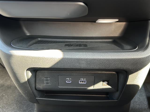 セレナ e-パワー ハイウェイスターV アラウンドビューモニター デジタルインナーミラー リアエアコン フリップダウンモニター プロパイロット 電動パーキング ワイヤレス充電 オートハイビーム e-Pedal USB充電 LEDヘッドライト(14枚目)