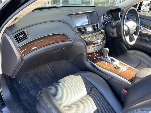 フーガ ２５０ＧＴ　純正ナビ　クルーズコントロール　ＥＴＣ　バックカメラ　パワーシート　純正フロアマット　シートメモリー　ステアリングリモコン　テレスコピックステアリング　車高調整式サスペンション　ＬＥＤヘッドライト（26枚目）