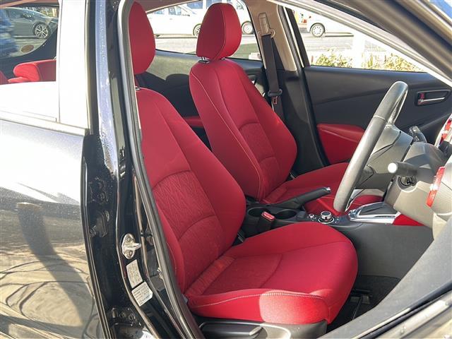 デミオ １３Ｓ　ミッドセンチュリー　純正ナビ・衝突軽減・横滑り防止装置・バックカメラ・ＥＴＣ・シートヒーター・ステリモ・ＨＵＤ・スマートキー・プッシュスタート・ＬＥＤヘッドライト・オートライト・純正フロアマット・純正アルミホイール（18枚目）