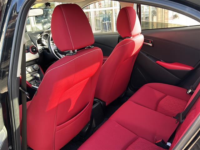 デミオ １３Ｓ　ミッドセンチュリー　純正ナビ・衝突軽減・横滑り防止装置・バックカメラ・ＥＴＣ・シートヒーター・ステリモ・ＨＵＤ・スマートキー・プッシュスタート・ＬＥＤヘッドライト・オートライト・純正フロアマット・純正アルミホイール（25枚目）