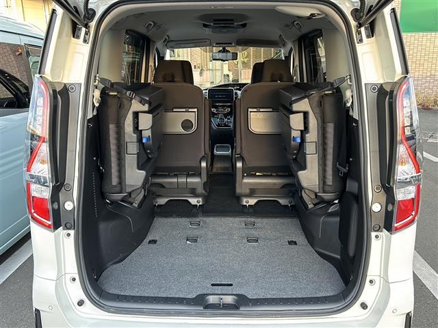 セレナ ｅ－パワー　ハイウェイスターＶ　純正１０インチナビ　アラウンドビューモニター　後席フリップダウンモニター　両側パワースライドドア　エマージェンシーブレーキ　プロパイロット　ＬＥＤヘッドライト　スマートインナーミラー　ＥＴＣ　純正ＡＷ（32枚目）