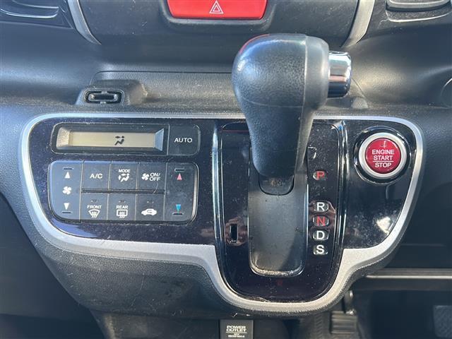 Ｎ－ＢＯＸカスタム ２トーンカラースタイル　Ｇ・ターボＡパッケージ　純正ナビ　ＥＴＣ　両側パワスラ　クルーズコントロール　１５インチ純正アルミ　オートエアコン　バックカメラ　横滑り防止装置　ディスチャージヘッドライト　アイドリングストップ　サイドカーテンエアバッグ（11枚目）