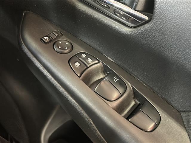 セレナ ｅ－パワー　ハイウェイスターＶ　純正ナビ　アラウンドビューモニター　フリップダウンモニター　両側パワスラ　プロパイロット　エマージェンシーブレーキ　デジタルインナーミラー　ＬＥＤヘッドライト　ＥＴＣ　ステリモ　リアエアコン　電動Ｐ（11枚目）