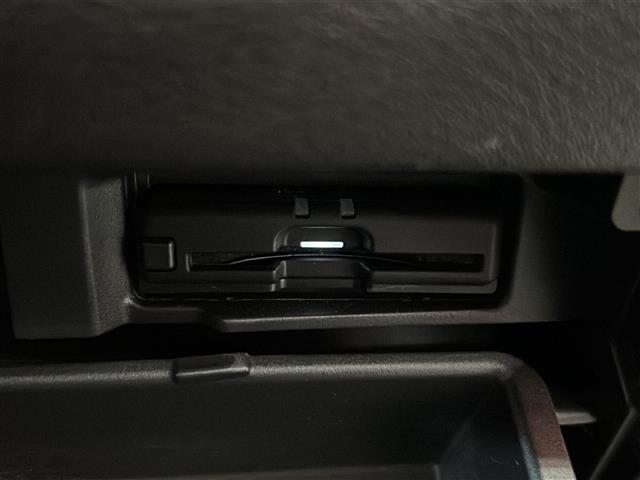 セレナ ｅ－パワー　ハイウェイスターＶ　純正ナビ　アラウンドビューモニター　フリップダウンモニター　両側パワスラ　プロパイロット　エマージェンシーブレーキ　デジタルインナーミラー　ＬＥＤヘッドライト　ＥＴＣ　ステリモ　リアエアコン　電動Ｐ（14枚目）