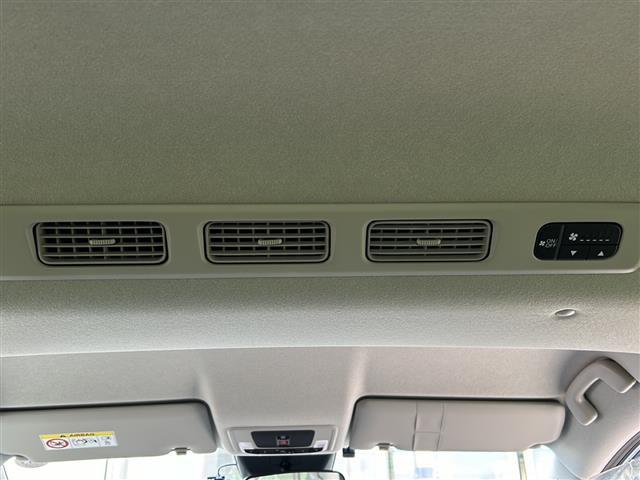 フリード ｅ：ＨＥＶエアー　ＥＸ　純正ナビ　レーダークルーズコントロール　ドライブレコーダー　両側パワースライドドア　ステアリングリモコン　ＥＴＣ　ＢＳＭ　レーンキープアシスト　コーナーセンサー　アラウンドビューモニター　ホールド（16枚目）