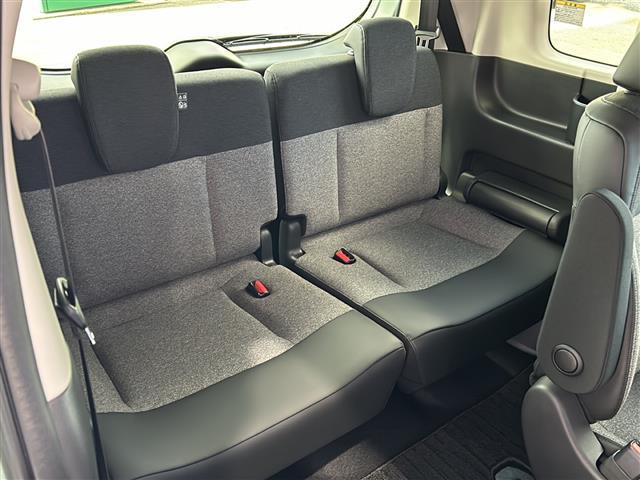 フリード ｅ：ＨＥＶエアー　ＥＸ　純正ナビ　レーダークルーズコントロール　ドライブレコーダー　両側パワースライドドア　ステアリングリモコン　ＥＴＣ　ＢＳＭ　レーンキープアシスト　コーナーセンサー　アラウンドビューモニター　ホールド（27枚目）