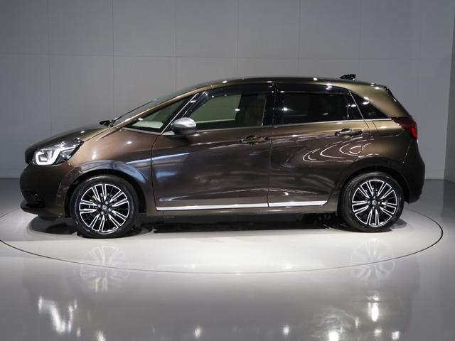 フィット e:HEVリュクス 禁煙車 運転支援機能 衝突軽減ブレーキ LEDヘッドライト 前後ドライブレコーダ先進ライト 障害物センサー 純正9インチナビ バックカメラ Bluetooth接続 ミュージックラック ETC DVD(7枚目)