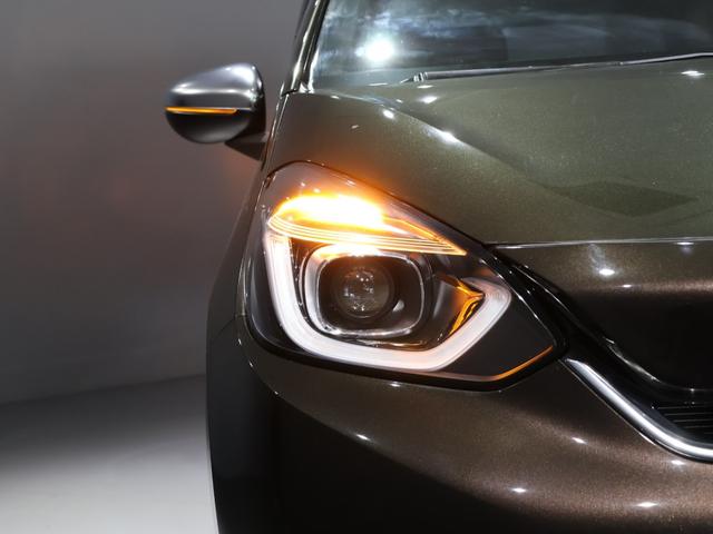 フィット e:HEVリュクス 禁煙車 運転支援機能 衝突軽減ブレーキ LEDヘッドライト 前後ドライブレコーダ先進ライト 障害物センサー 純正9インチナビ バックカメラ Bluetooth接続 ミュージックラック ETC DVD(13枚目)