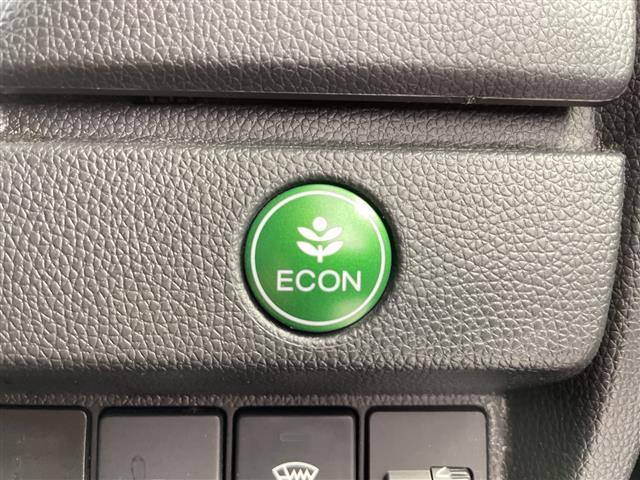 フィット １３Ｇ・Ｆパッケージ　コンフォートエディション　衝突軽減ブレーキ　純正ナビ　ＴＶ　Ｂｌｕｅｔｏｏｔｈ　バックＣ　ワイパーデアイサー　ＥＴＣ　シートヒーター　１５ＡＷ　コーナーセンサー　ヒーター付電格ミラー　スマートキー　純正マット　ＡＡＣ（12枚目）