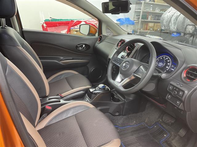 ノート e-パワー メダリスト ・2WD/e-POWR・社外SDナビ (BT/CD/DVD/フルセグTV/MSV)・バックカメラ/全方位カメラ・エマージェンシーブレーキ・ハーフレザーシート・オートライト/LEDライト(20枚目)