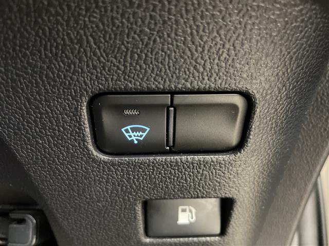 プリウス Ｓ　・４ＷＤ／寒冷地仕様・社外ナビ　　フルセグ／ＢＴ／ＣＤ／ＤＶＤ／ＵＳＢ・バックカメラ・ステアリングスイッチ・ＬＥＤオートライト・プッシュスタート・スマートキー×２・社外ＥＴＣ（11枚目）