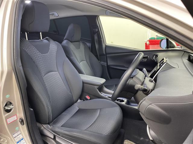 プリウス Ｓ　・４ＷＤ／寒冷地仕様・社外ナビ　　フルセグ／ＢＴ／ＣＤ／ＤＶＤ／ＵＳＢ・バックカメラ・ステアリングスイッチ・ＬＥＤオートライト・プッシュスタート・スマートキー×２・社外ＥＴＣ（18枚目）