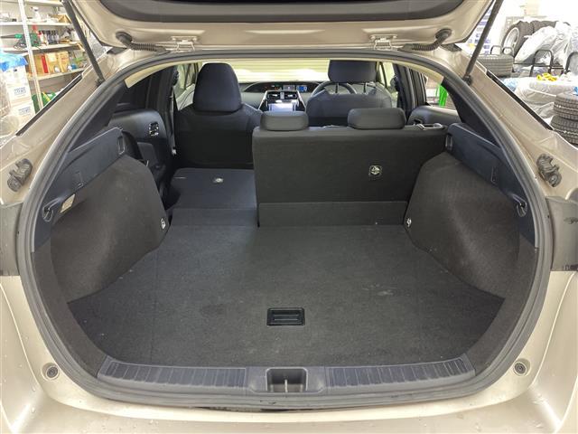 プリウス Ｓ　・４ＷＤ／寒冷地仕様・社外ナビ　　フルセグ／ＢＴ／ＣＤ／ＤＶＤ／ＵＳＢ・バックカメラ・ステアリングスイッチ・ＬＥＤオートライト・プッシュスタート・スマートキー×２・社外ＥＴＣ（27枚目）