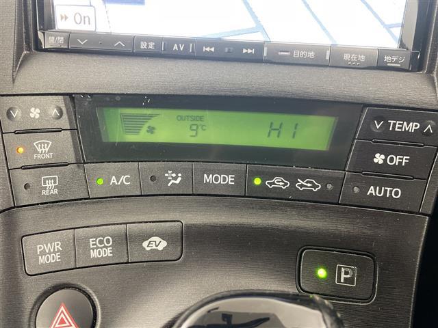 プリウス Ｓ　・社外ナビ　　ＣＤ／ＤＶＤ／フルセグ／ＡＵＸ・寒冷地仕様・バックカメラ・社外前方ドライブレコーダー・オートライト・ＥＴＣ・ワイパーデアイサー・電動格納ミラー／ウィンカーミラー・ヘッドラ（6枚目）