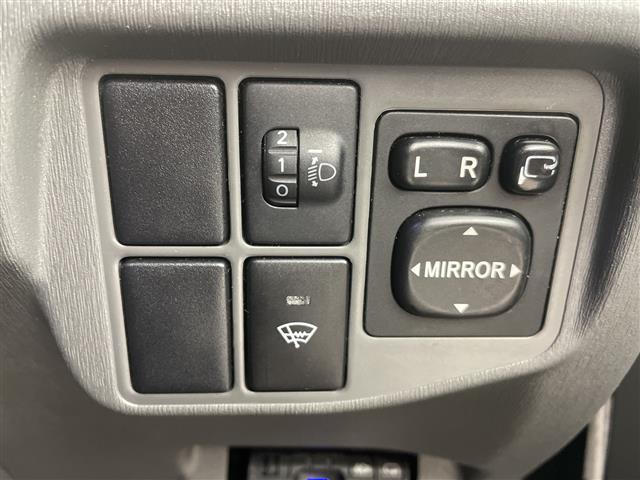 プリウス Ｓ　・社外ナビ　　ＣＤ／ＤＶＤ／フルセグ／ＡＵＸ・寒冷地仕様・バックカメラ・社外前方ドライブレコーダー・オートライト・ＥＴＣ・ワイパーデアイサー・電動格納ミラー／ウィンカーミラー・ヘッドラ（7枚目）