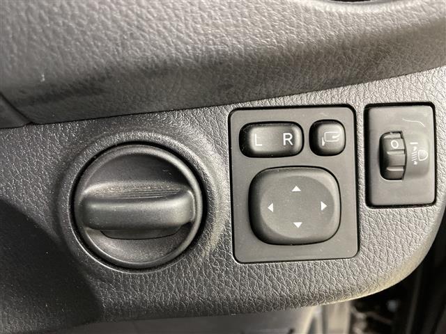 ヴィッツ Ｆ　ワンオーナー・４ＷＤ・寒冷地仕様・純正ＳＤナビ・純正エンジンスターター・積込夏タイヤ社外ＡＷセット・ワイパーデアイサー・横滑り防止装置・ドアバイザー・ヘッドライトレベライザー・電動格納ミラー（6枚目）