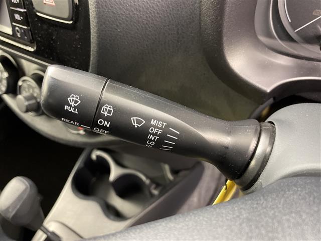 ヴィッツ Ｆ　ワンオーナー・４ＷＤ・寒冷地仕様・純正ＳＤナビ・純正エンジンスターター・積込夏タイヤ社外ＡＷセット・ワイパーデアイサー・横滑り防止装置・ドアバイザー・ヘッドライトレベライザー・電動格納ミラー（8枚目）