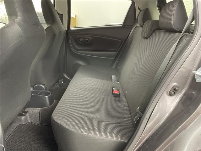 ヴィッツ Ｆ　ワンオーナー・４ＷＤ・寒冷地仕様・純正ＳＤナビ・純正エンジンスターター・積込夏タイヤ社外ＡＷセット・ワイパーデアイサー・横滑り防止装置・ドアバイザー・ヘッドライトレベライザー・電動格納ミラー（18枚目）