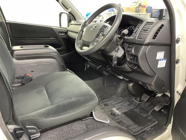 ハイエースバン ロングスーパーＧＬ　４ＷＤ　／　ディーゼルターボ・トヨタセーフティセンス・プリクラッシュセーフティ・純正ディーラーＯＰナビ・ＤＶＤ．ＣＤ．ＳＤ．ＢＴ．フルセグ・バックカメラ・両側スライドドア・社外ドライブレ（16枚目）