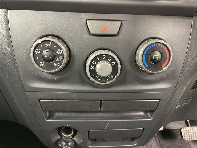 bB S 4WD・寒冷地仕様・社外HDDナビ・CD/DVD/SD/HDD・積込夏タイヤ社外AWセット・ETC・ヘッドライトレベライザー・ドアバイザー・ワイパーデアイサー・純正フロアマット・保証書・取扱説明書(7枚目)