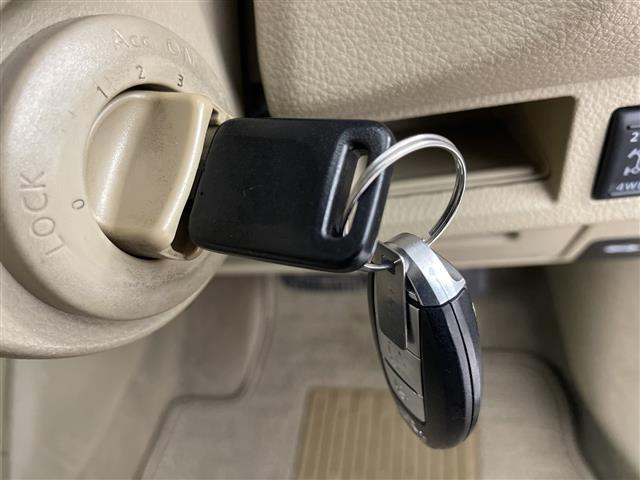 ティーダラティオ １５Ｍ　ＦＯＵＲ　４ＷＤ・社外オーディオ・ＣＤ／ＡＵＸ・オートライト・ＥＴＣ・ヘッドライトレベライザー・オートエアコン・積込夏タイヤスチールホイールセット・電動格納ミラー・ドアバイザー・スマートキー・スペアキー（9枚目）