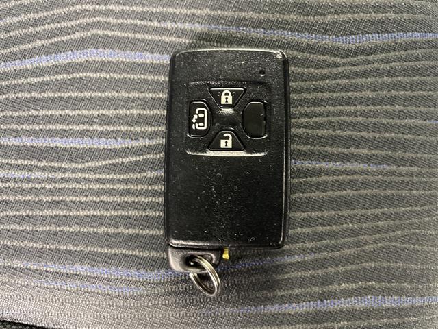 ヴォクシー ＺＳ　４ＷＤ・寒冷地仕様・社外ＨＤＤナビ・ＣＤ／ＤＶＤ／ＳＤ／ＨＤＤ／フルセグＴＶ・Ｂｌｕｅｔｏｏｔｈ接続（ハンズフリーのみ）・片側パワースライドドア・ＭＴモード付ＡＴ／パドルシフト・社外後席用モニター（11枚目）