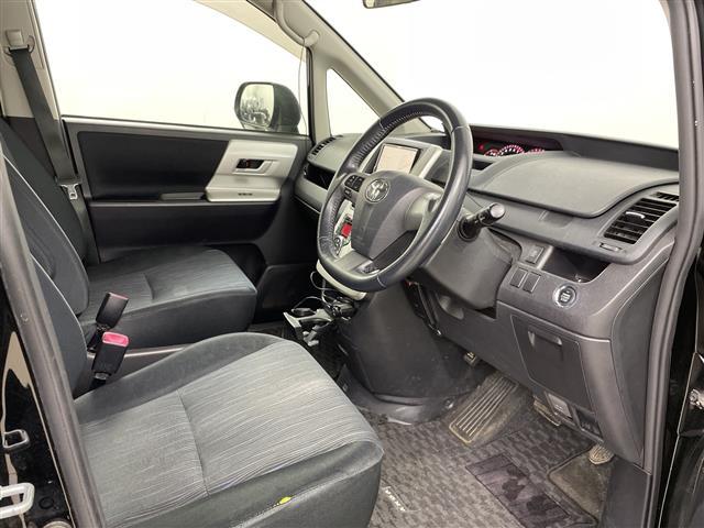 ヴォクシー ＺＳ　４ＷＤ・寒冷地仕様・社外ＨＤＤナビ・ＣＤ／ＤＶＤ／ＳＤ／ＨＤＤ／フルセグＴＶ・Ｂｌｕｅｔｏｏｔｈ接続（ハンズフリーのみ）・片側パワースライドドア・ＭＴモード付ＡＴ／パドルシフト・社外後席用モニター（18枚目）