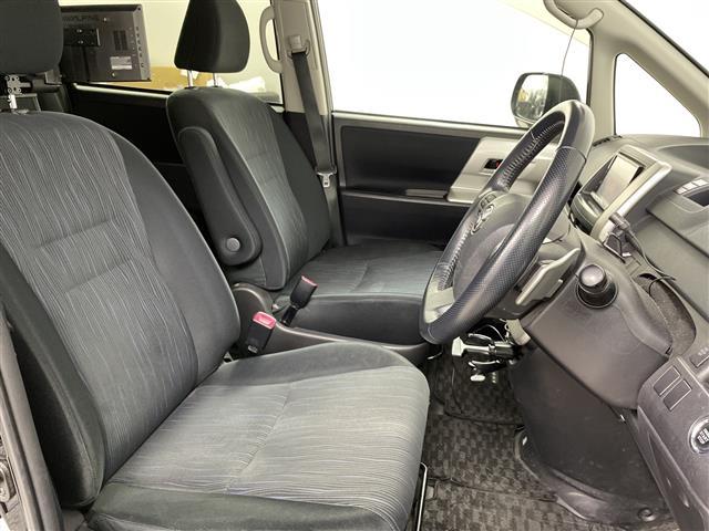 ヴォクシー ＺＳ　４ＷＤ・寒冷地仕様・社外ＨＤＤナビ・ＣＤ／ＤＶＤ／ＳＤ／ＨＤＤ／フルセグＴＶ・Ｂｌｕｅｔｏｏｔｈ接続（ハンズフリーのみ）・片側パワースライドドア・ＭＴモード付ＡＴ／パドルシフト・社外後席用モニター（19枚目）