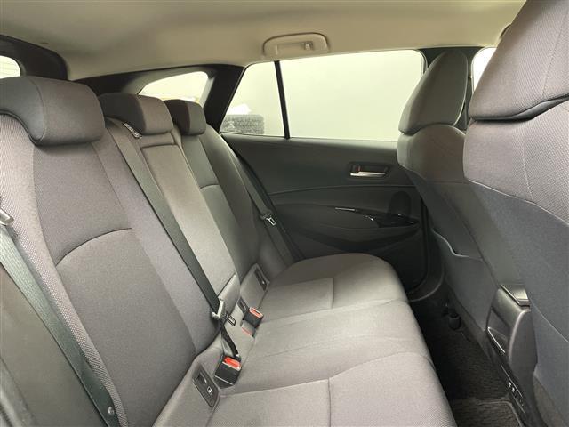 カローラツーリング ハイブリッド　Ｓ　ワンオーナー・４ＷＤ・寒冷地仕様・純正ディスプレイオーディオバックカメラ・ＥＴＣ・トヨタセーフティセンス・ＰＣＳ・レーダークルーズ・ＢＳＭ・積込夏タイヤ純正ＡＷセット・前後ドライブレコーダー（17枚目）