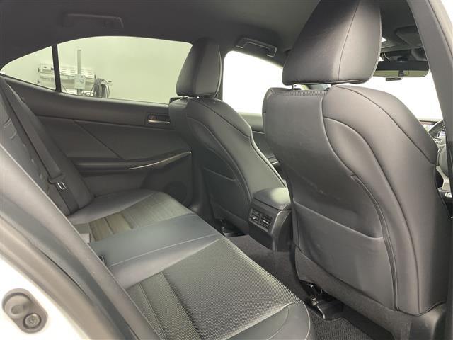 IS IS300h Fスポーツ ・4WD・ハイブリッド・モデリスタエアロ(F.S.R)・レクサスセーフティーサポート・プリクラッシュセーフティ・レーダークルーズコントロール・純正10.3インチディスプレイ・ナビ/フルセ(24枚目)