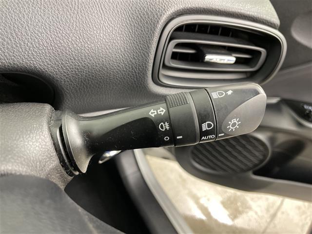 プリウス S 寒冷地仕様・4WD/ハイブリッド車・トヨタセーフティセンス・プリクラッシュセーフティ・レーダークルーズコントロール・純正ディーラーOPナビ・CD.BT.ワンセグ・LEDライト/オートハイビーム・ド(17枚目)