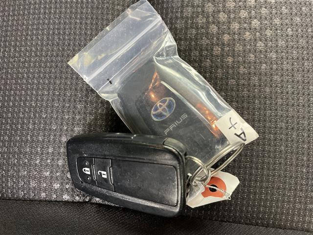 プリウス S 寒冷地仕様・4WD/ハイブリッド車・トヨタセーフティセンス・プリクラッシュセーフティ・レーダークルーズコントロール・純正ディーラーOPナビ・CD.BT.ワンセグ・LEDライト/オートハイビーム・ド(18枚目)