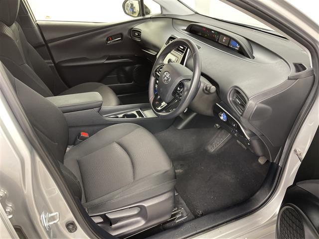 プリウス S 寒冷地仕様・4WD/ハイブリッド車・トヨタセーフティセンス・プリクラッシュセーフティ・レーダークルーズコントロール・純正ディーラーOPナビ・CD.BT.ワンセグ・LEDライト/オートハイビーム・ド(21枚目)