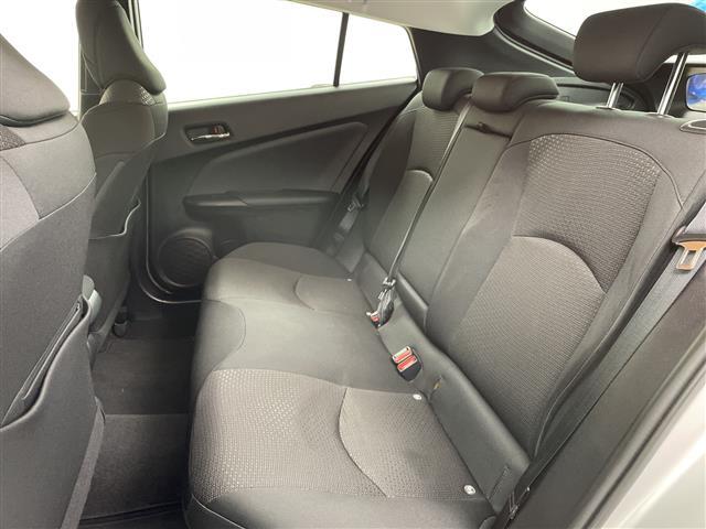 プリウス S 寒冷地仕様・4WD/ハイブリッド車・トヨタセーフティセンス・プリクラッシュセーフティ・レーダークルーズコントロール・純正ディーラーOPナビ・CD.BT.ワンセグ・LEDライト/オートハイビーム・ド(25枚目)