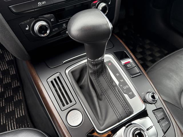 Ａ４ ２．０ＴＦＳＩ　ワンオーナー　ＥＴＣ　ドライブレコーダー　シートヒーター　バックカメラ　ブラックレザーシート　純正１７インチアルミホイール　スマートキー　横滑り防止装置　純正ワンセグＴＶ　純正フロアマット　（11枚目）