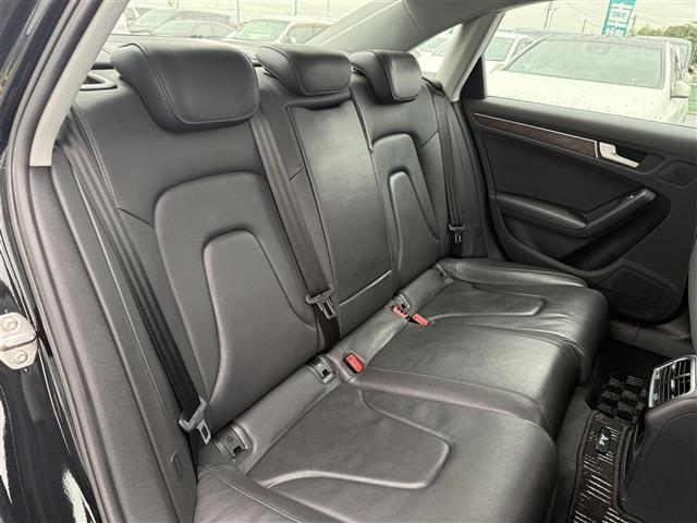Ａ４ ２．０ＴＦＳＩ　ワンオーナー　ＥＴＣ　ドライブレコーダー　シートヒーター　バックカメラ　ブラックレザーシート　純正１７インチアルミホイール　スマートキー　横滑り防止装置　純正ワンセグＴＶ　純正フロアマット　（17枚目）