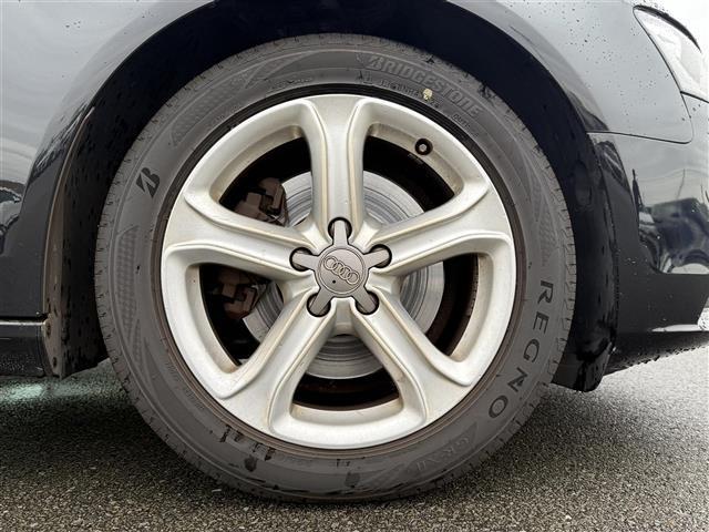 Ａ４ ２．０ＴＦＳＩ　ワンオーナー　ＥＴＣ　ドライブレコーダー　シートヒーター　バックカメラ　ブラックレザーシート　純正１７インチアルミホイール　スマートキー　横滑り防止装置　純正ワンセグＴＶ　純正フロアマット　（32枚目）