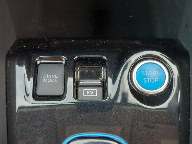 キックス Ｘ　ツートーンインテリアエディション　アラウンドビューモニター　プロパイロット　エマージェンシーブレーキ　純正ナビ　フルセグＴＶ　ＥＴＣ　ドライブレコーダー　革シート　シートヒーター　ステアリングヒーター　純正アルミホイール　スマートキー（20枚目）