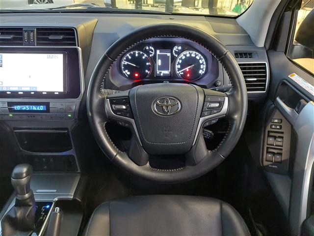 ランドクルーザープラド TX Lパッケージ ワンオーナー 衝突軽減 4WD 純正ナビ バックカメラ レザーシート D/Nパワーシート MTモード付AT コーナーセンサー 純正17インチアルミホイール エンジンスタートボタン スマートキー Bカメ(6枚目)