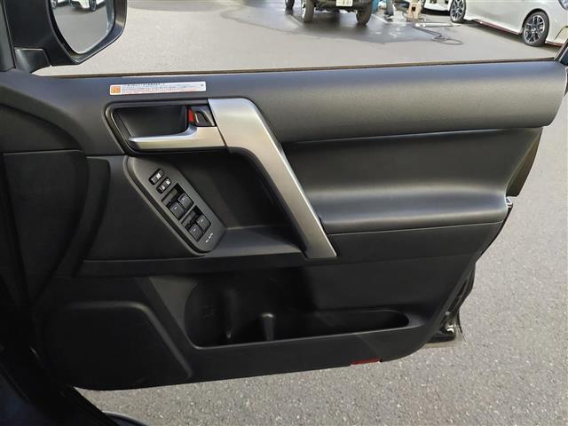 ランドクルーザープラド TX Lパッケージ ワンオーナー 衝突軽減 4WD 純正ナビ バックカメラ レザーシート D/Nパワーシート MTモード付AT コーナーセンサー 純正17インチアルミホイール エンジンスタートボタン スマートキー Bカメ(26枚目)