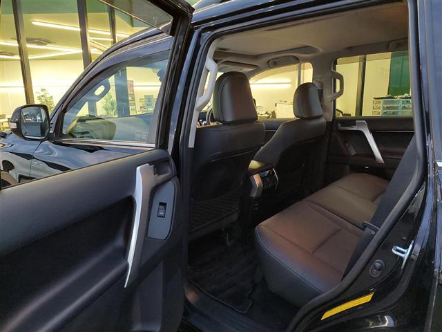 ランドクルーザープラド TX Lパッケージ ワンオーナー 衝突軽減 4WD 純正ナビ バックカメラ レザーシート D/Nパワーシート MTモード付AT コーナーセンサー 純正17インチアルミホイール エンジンスタートボタン スマートキー Bカメ(32枚目)