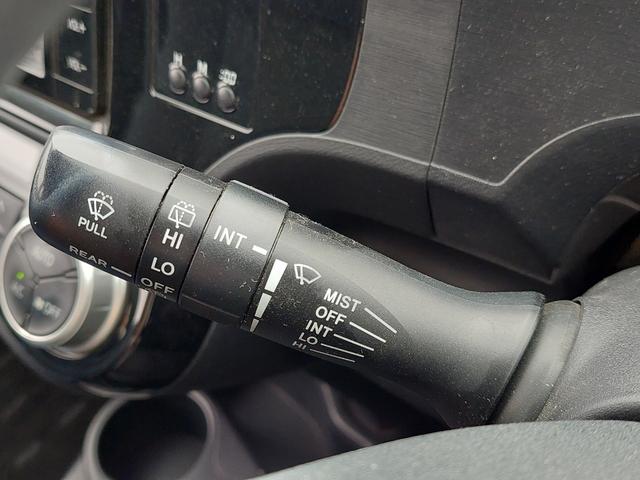 アクア S 純正ナビ フルセグTV バックカメラ シートヒーター プッシュスタート ステアリングスイッチ LEDヘッドライト オートライト ドアバイザー 社外アルミホイール スマートキー 横滑り防止装置 イモビ(15枚目)