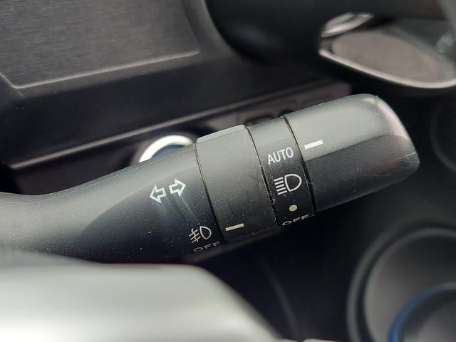 アクア S 純正ナビ フルセグTV バックカメラ シートヒーター プッシュスタート ステアリングスイッチ LEDヘッドライト オートライト ドアバイザー 社外アルミホイール スマートキー 横滑り防止装置 イモビ(16枚目)