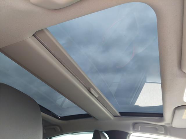 【ムーンルーフ】天井から太陽の穏やかな光や爽やかな風を取り込むことができる、トヨタの「サンルーフ」です！頭上のスイッチでムーンルーフを開閉することができます。