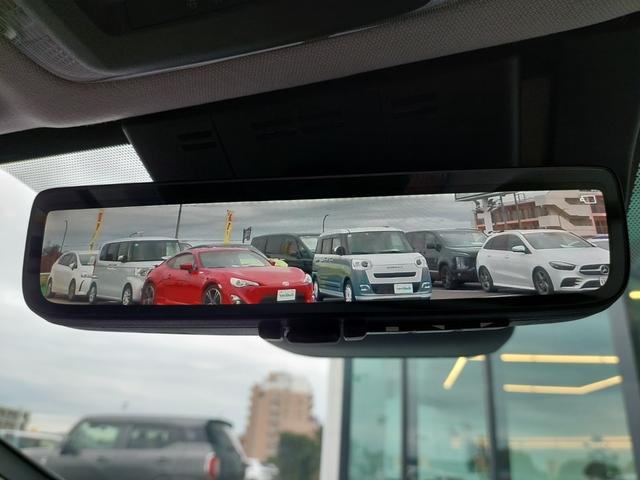 【デジタルルームミラー】車両後方カメラの映像をルームミラーに映すことが出来ます。　そのため、後席に人や荷物があって後方が見えづらい場合でもしっかり視界を確保することが出来ます。